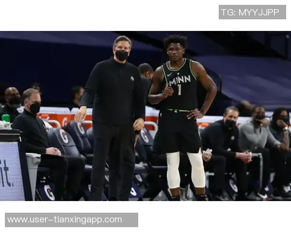 爱德华兹半场表现亮眼10投4中贡献15分3助攻罚球全中助球队争取胜利