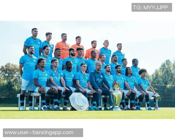 曼城新赛季全家福展现团结精神瓜帅领衔福登与B席并肩作战