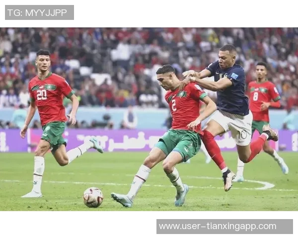 姆巴佩身穿阿什拉夫球衣观战非洲杯摩洛哥对阵马里引发热议 姆巴佩身穿阿什拉夫球衣观战非洲杯摩洛哥对阵马里引发热议